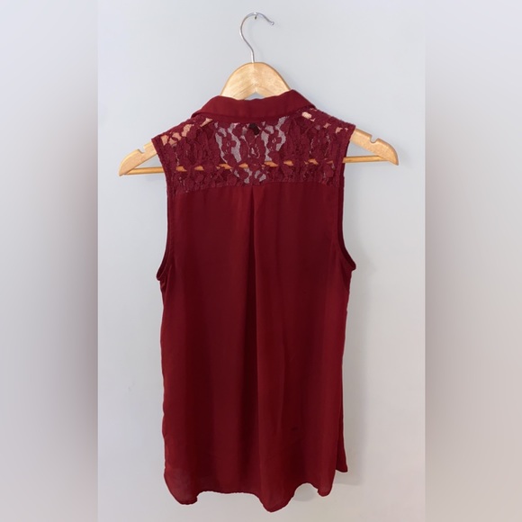 💙 H&M Burgundy Sleeveless Button Down Blouse - Picture 2 of 4